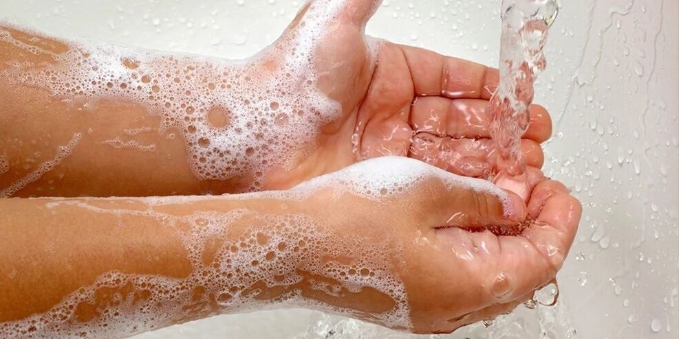 Se laver les mains pour éviter les infestations parasitaires