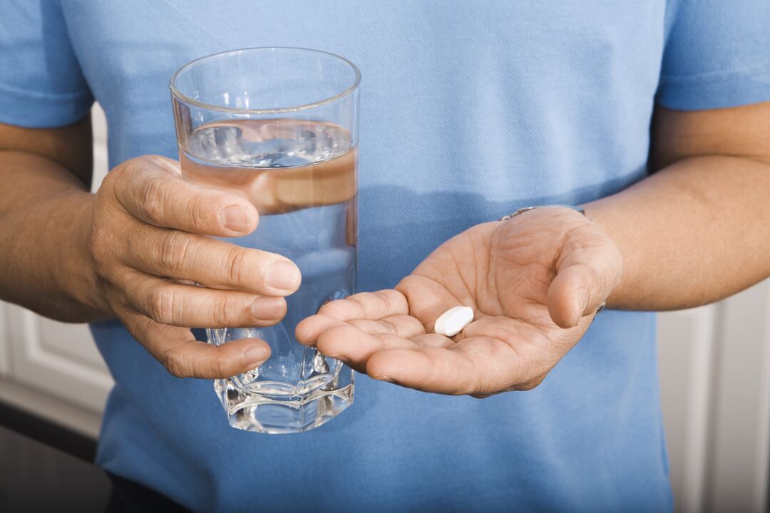 un homme buvant une pilule antiparasitaire